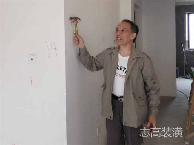 志高裝潢業主敲第一錘 志高裝潢業主敲第一錘