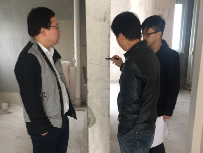 設計師給業主敲墻交底