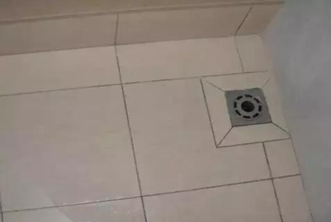 老房改造裝修 排水坡度不夠導致衛生間積水