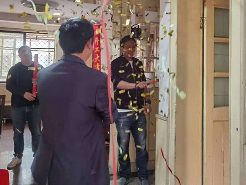 恭喜何山花園張女士家開工大吉！