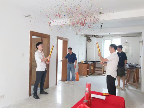 恭喜新滸花園三區陸先生家開工大吉！